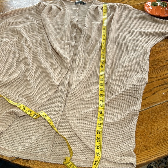 Markeety tan oversized waffle knit cardigan with side pockets. Size XL. - Picture 8 of 12